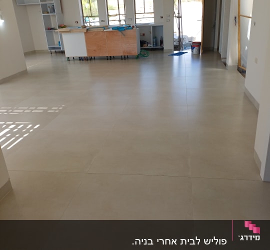 חדר ריק עם רצפה נקייה וארונות